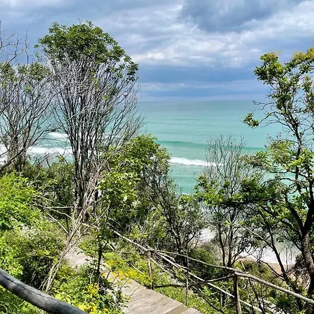 In The Cliff & **** Lejlighed