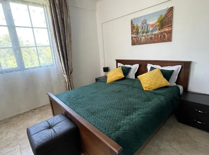 In The Cliff & **** Lejlighed